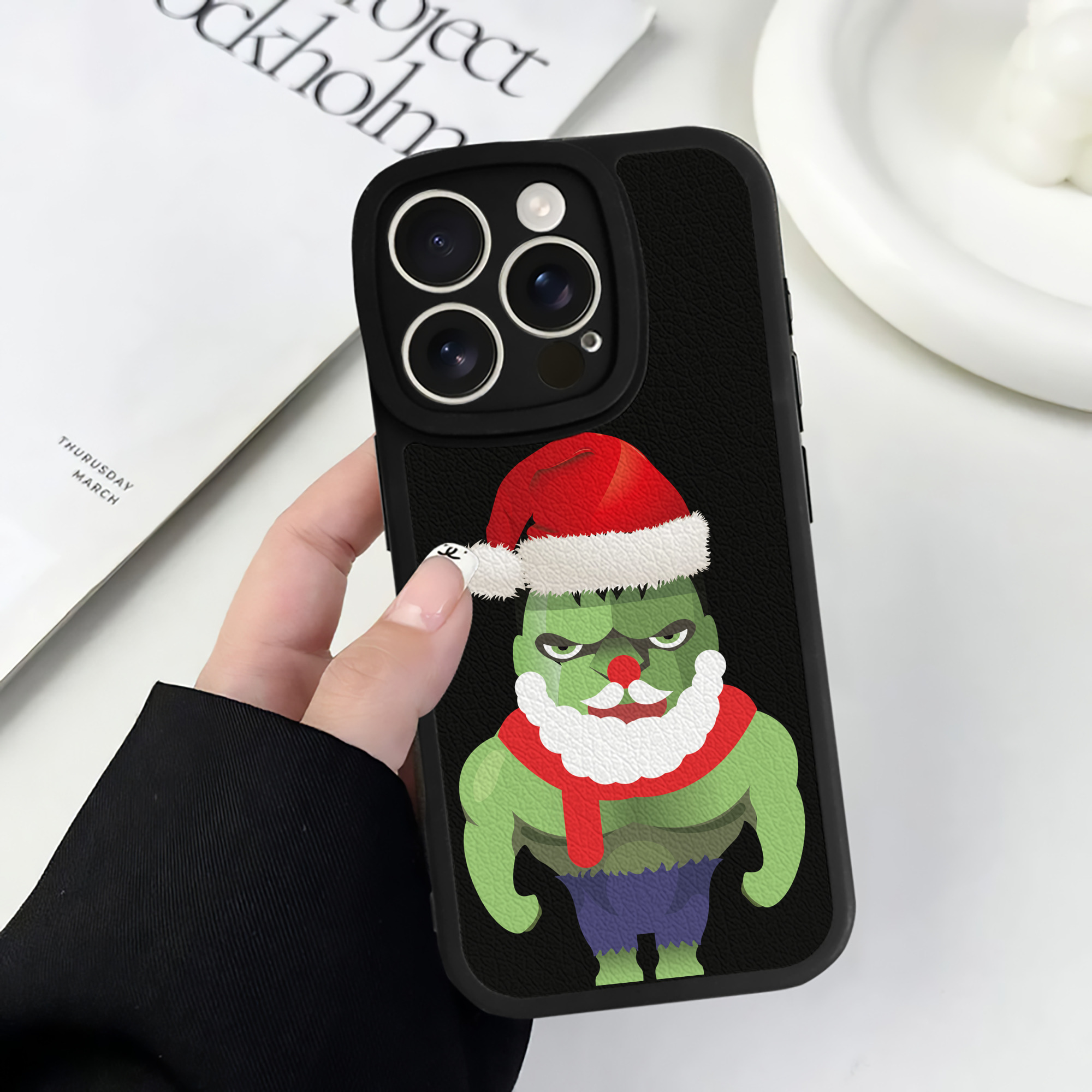 （画像用） アベンジャーズ The Avengers 【iPhone 16シリーズ対応】シリコンスマホケース（レザー調） 材質：シリコン